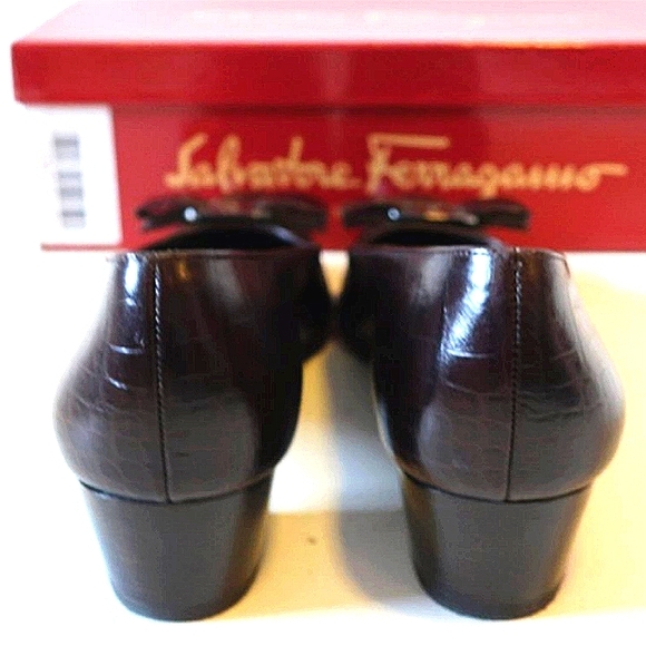 SALVATORE FERRAGAMO 9 BROWN LEATHER CROCODILE EMBOSSED SIGNATURE VARA BOW PUMPS - Picture 12 of 13